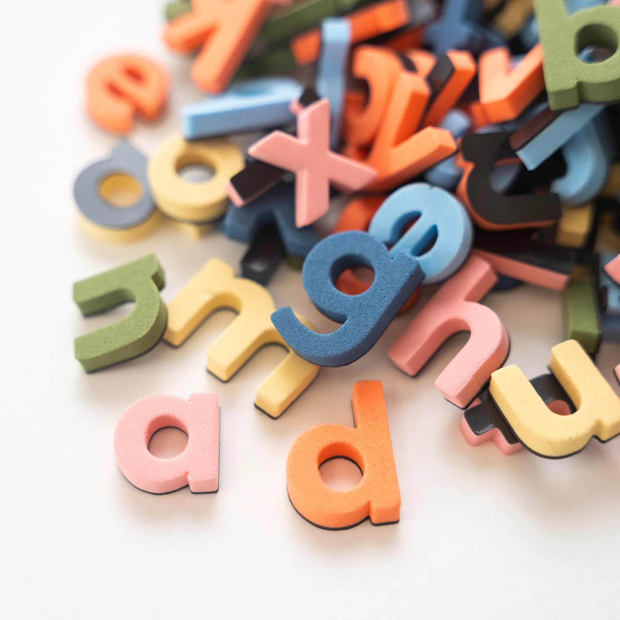 1" 140pc Rainbow Mod Lowercase Magnetic Letters - Image 4